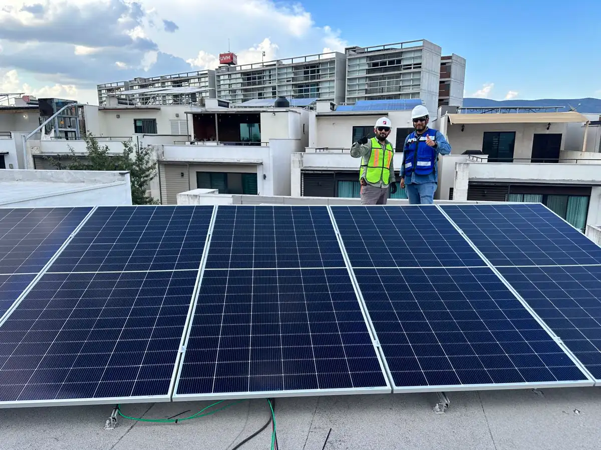 Instalación real de paneles solares de Ximetría Solar